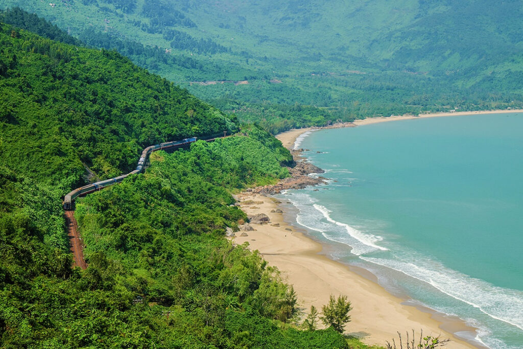 hai van pass tour