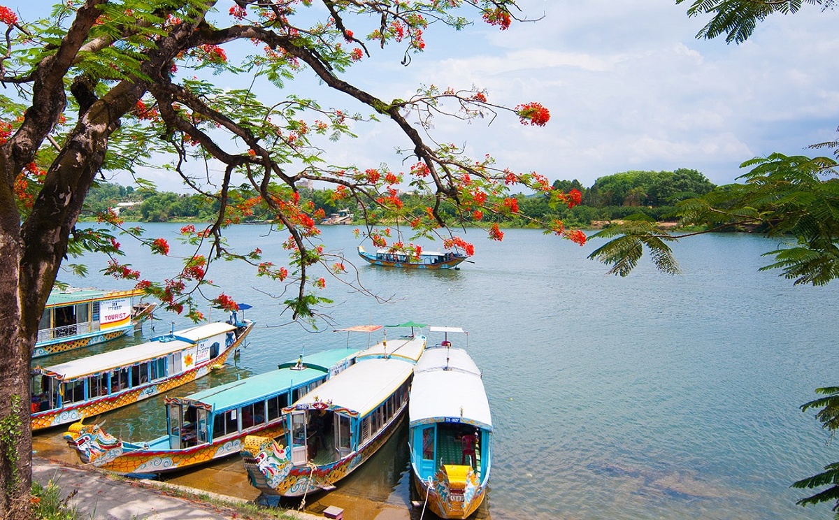perfume river cruise hue vietnam