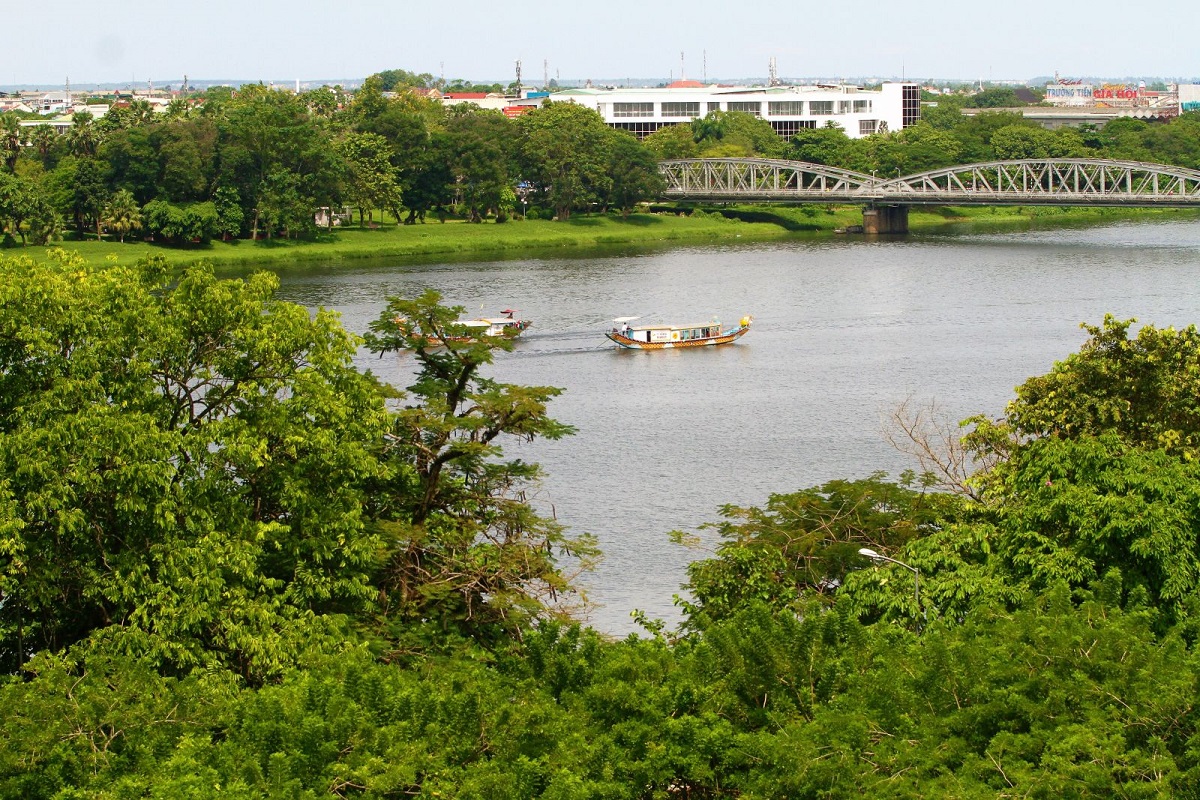 perfume-river-cruise-guide-to-best-boat-tour-in-hue-vietnam-central